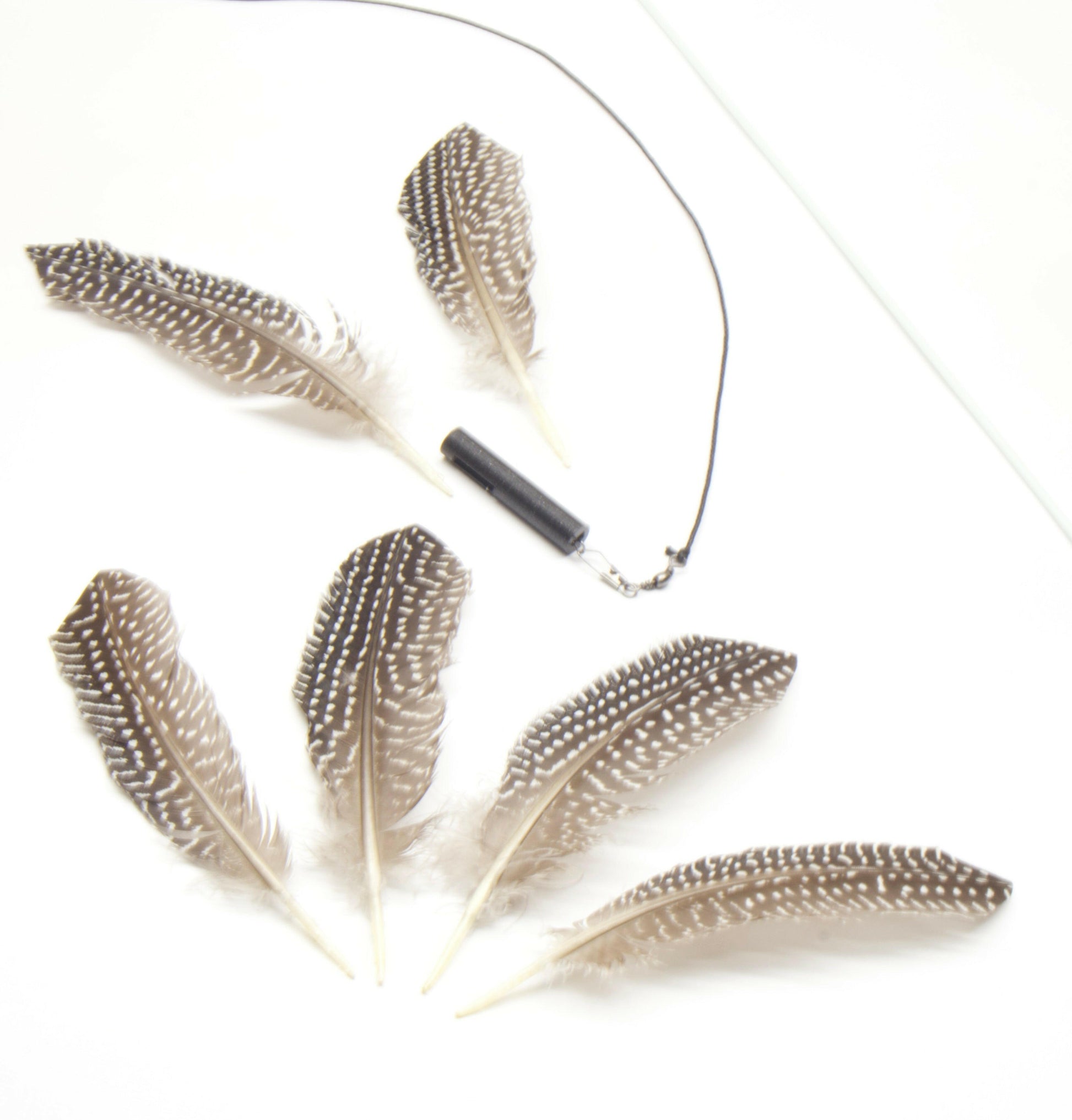 Refillable feather attachment includes 6 total feathers for easy and quick replacement